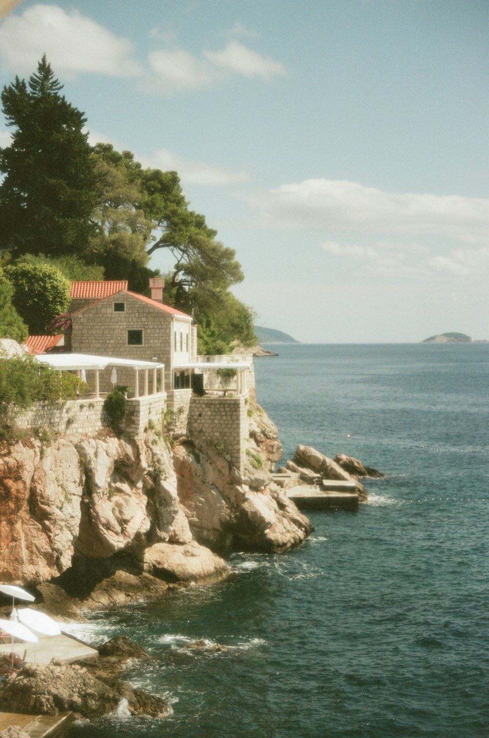 Una casa su una scogliera a picco sull'oceano