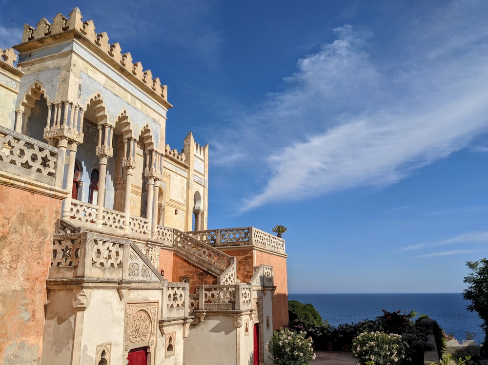 un grande edificio con balcone e balcone