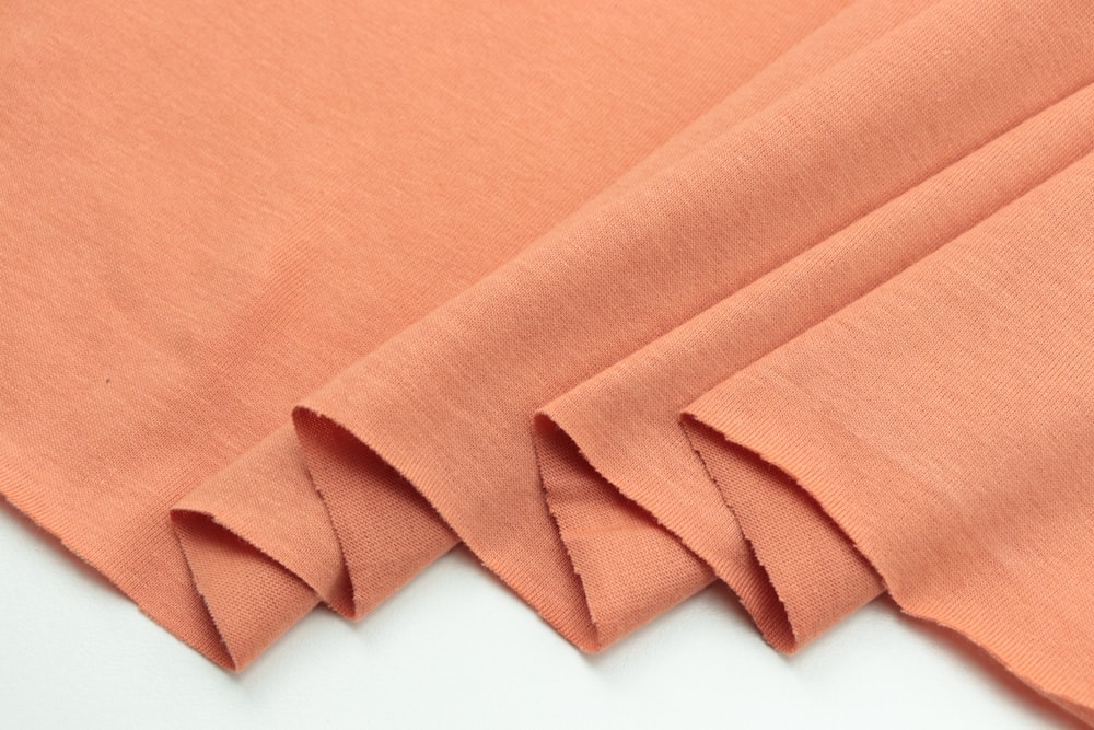 Gros plan d’un tissu orange uni