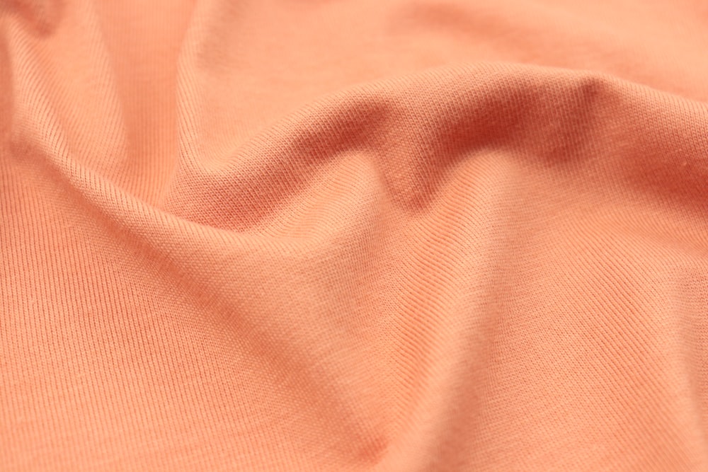 Un primer plano de una tela de color naranja