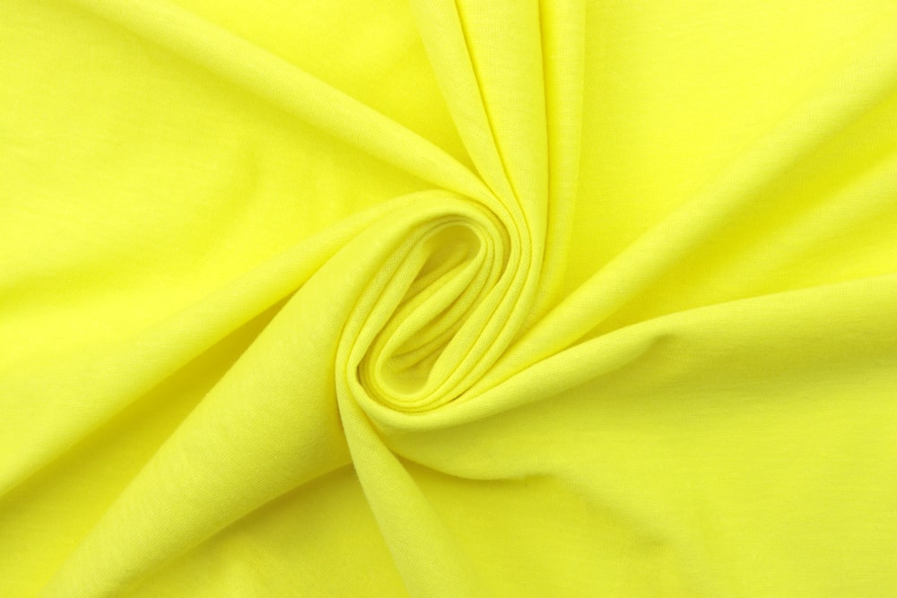 Un primer plano de una tela amarilla brillante
