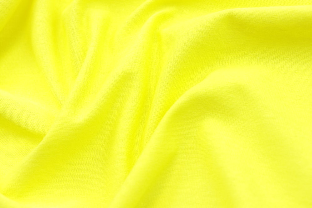 Una vista de cerca de una tela amarilla