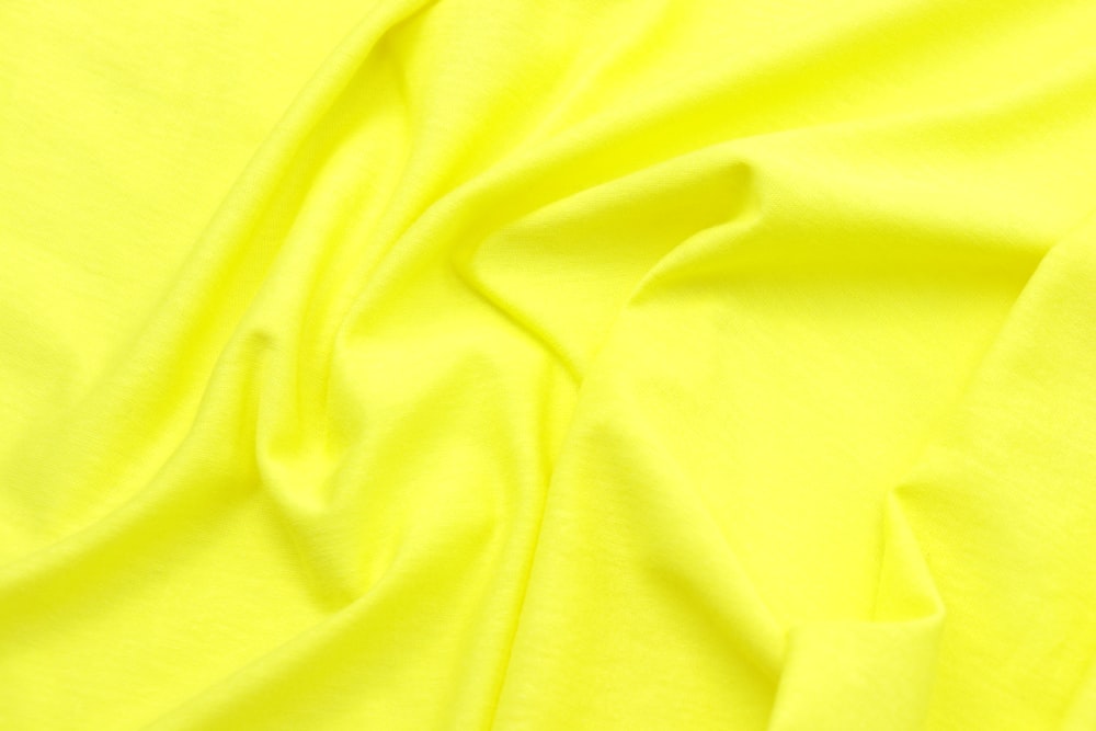 Un primer plano de una tela amarilla