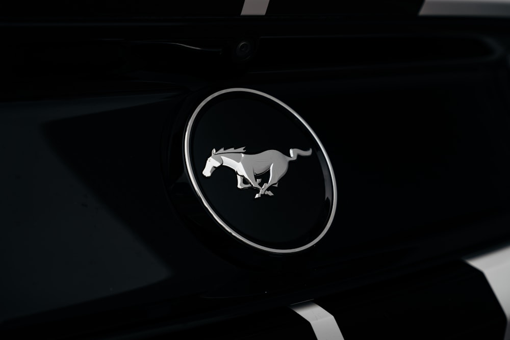 a horse emblem on the side of a car