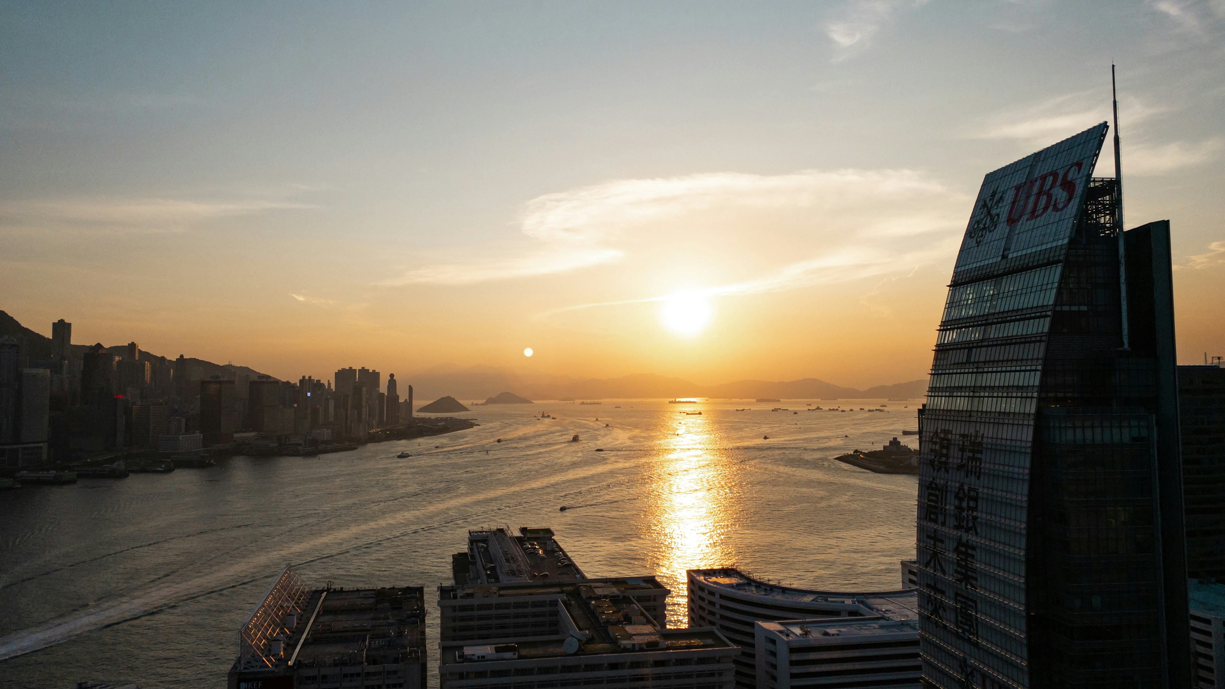 Il sole sta tramontando su un grande specchio d'acqua