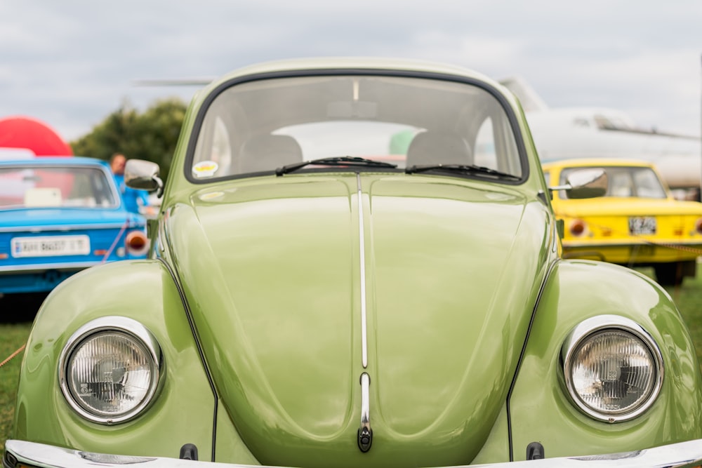 Un primer plano de la parte delantera de un coche verde