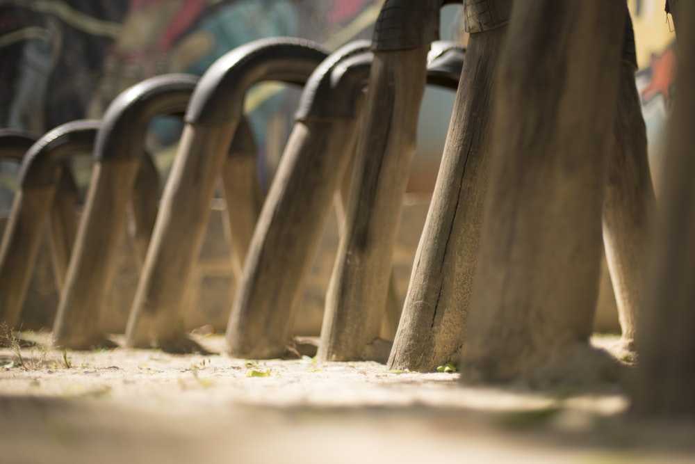 una fila de sillas de madera sentadas una al lado de la otra