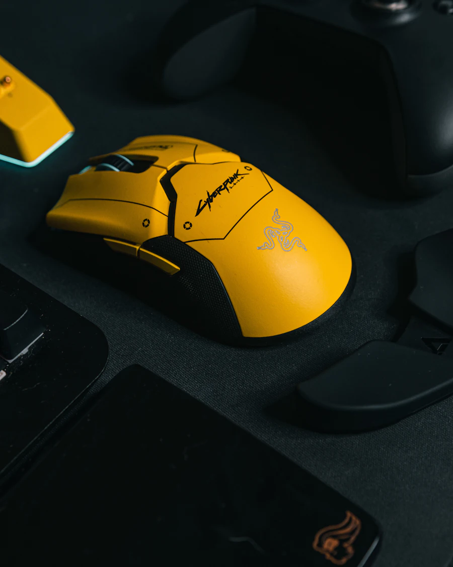 Souris jaune sur fond noir