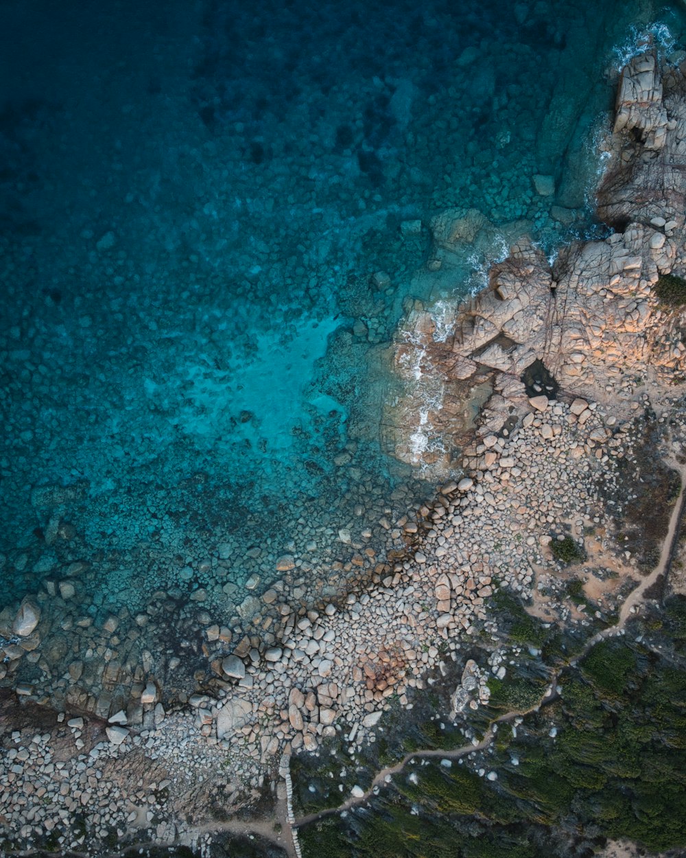 a bird's eye view of a body of water