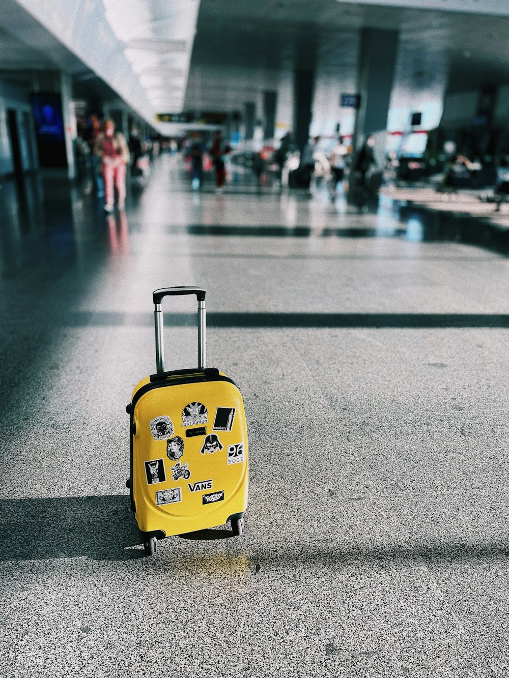 un bagage jaune posé sur un plancher