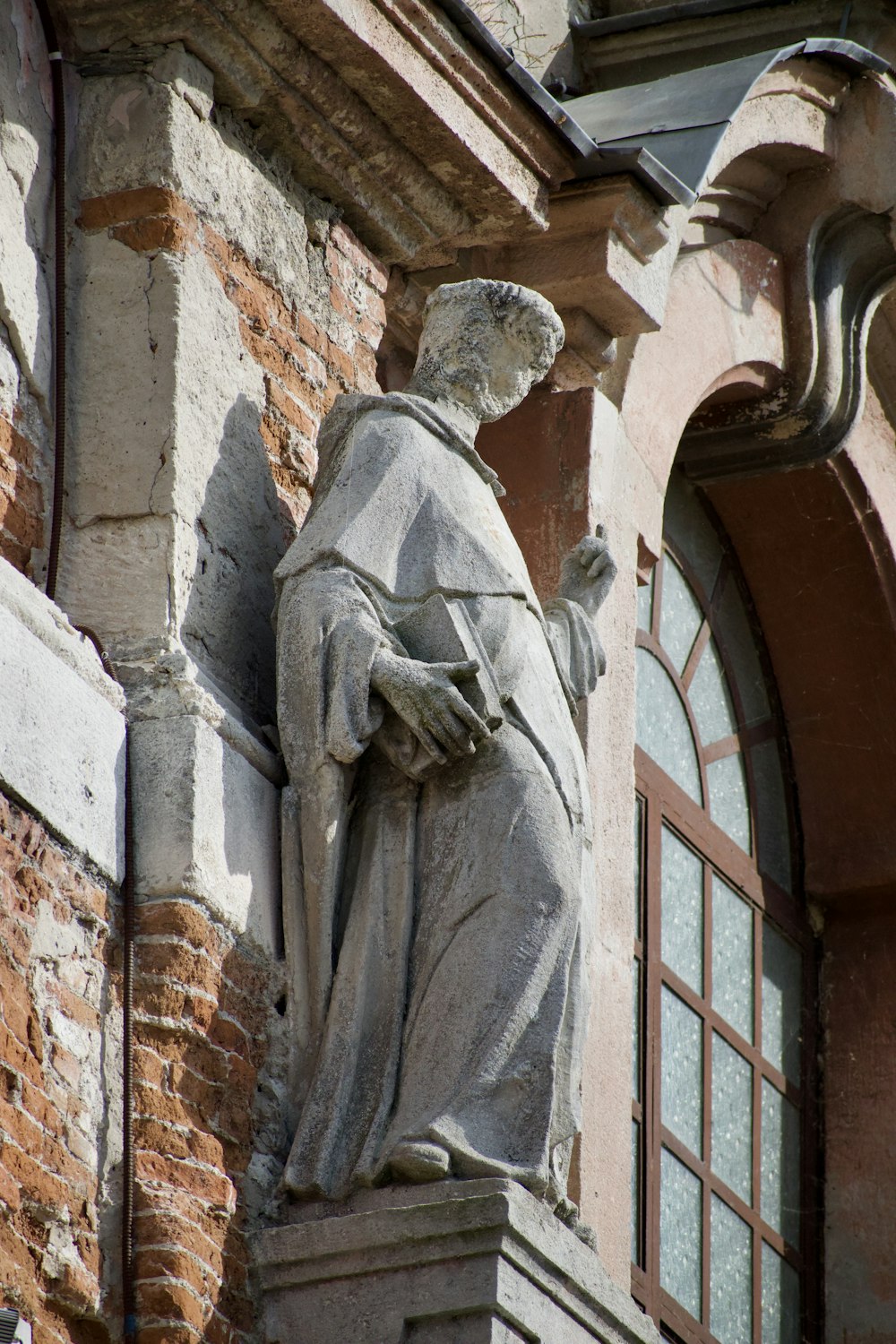 a statue of a man standing next to a building