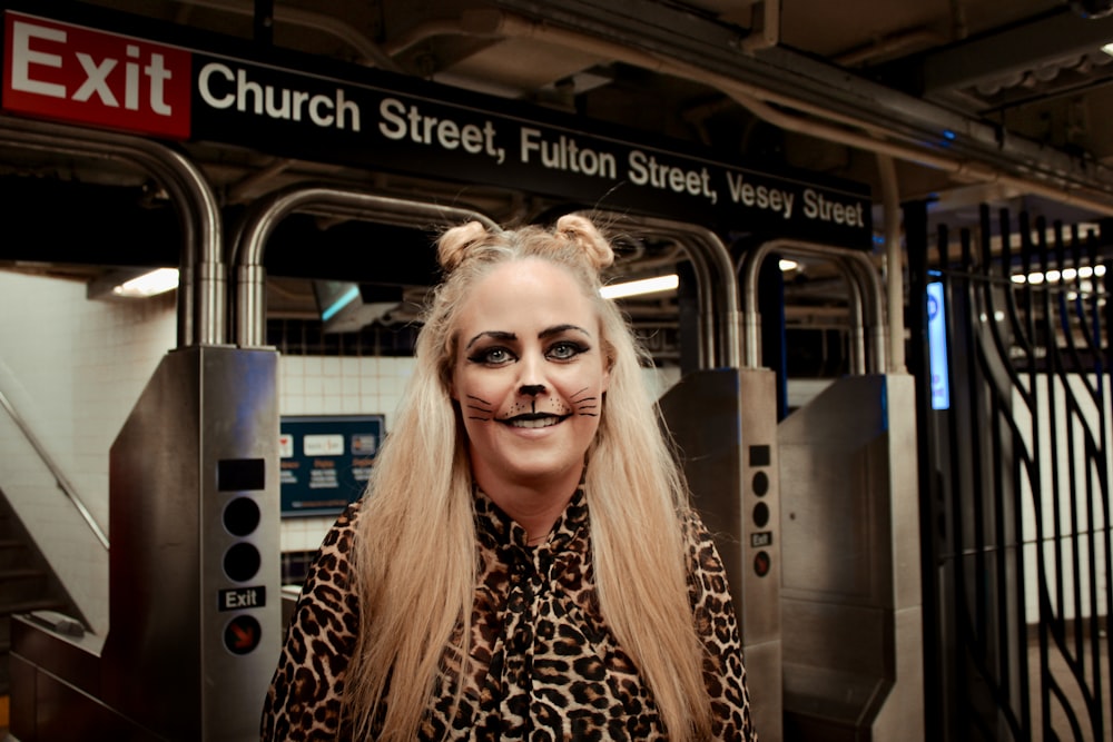 uma mulher em uma camisa de estampa de leopardo com um nariz falso
