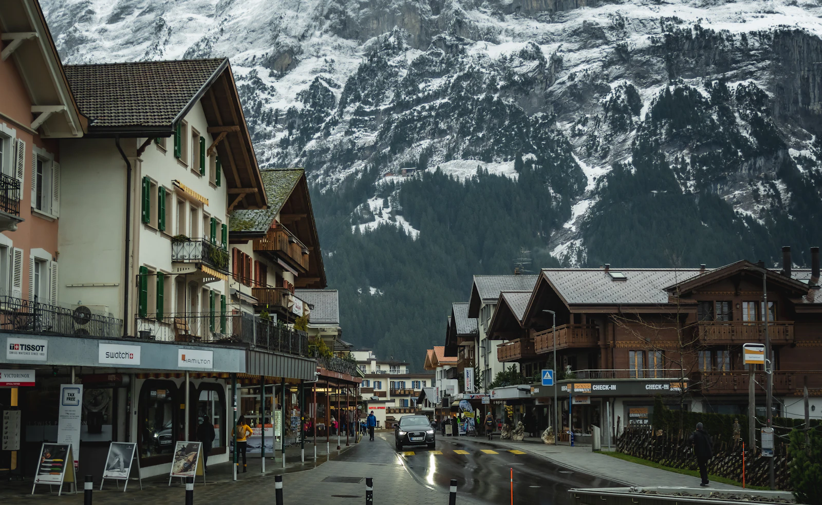Petite ville au pied d'une montagne dans les Alpes suisses (image d'illustration)