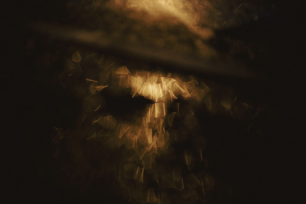 Ein verschwommenes Bild des Gesichts eines Mannes im Dunkeln