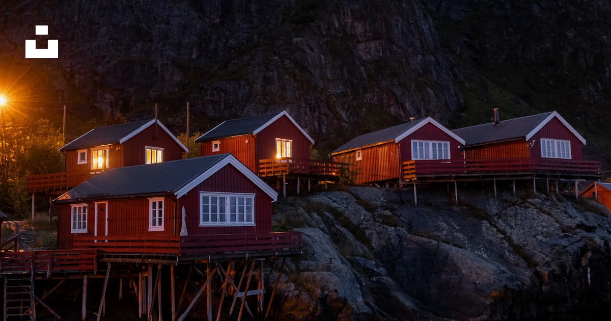 Foto zum Thema Eine Reihe roter Häuser auf einem Berg Kostenloses