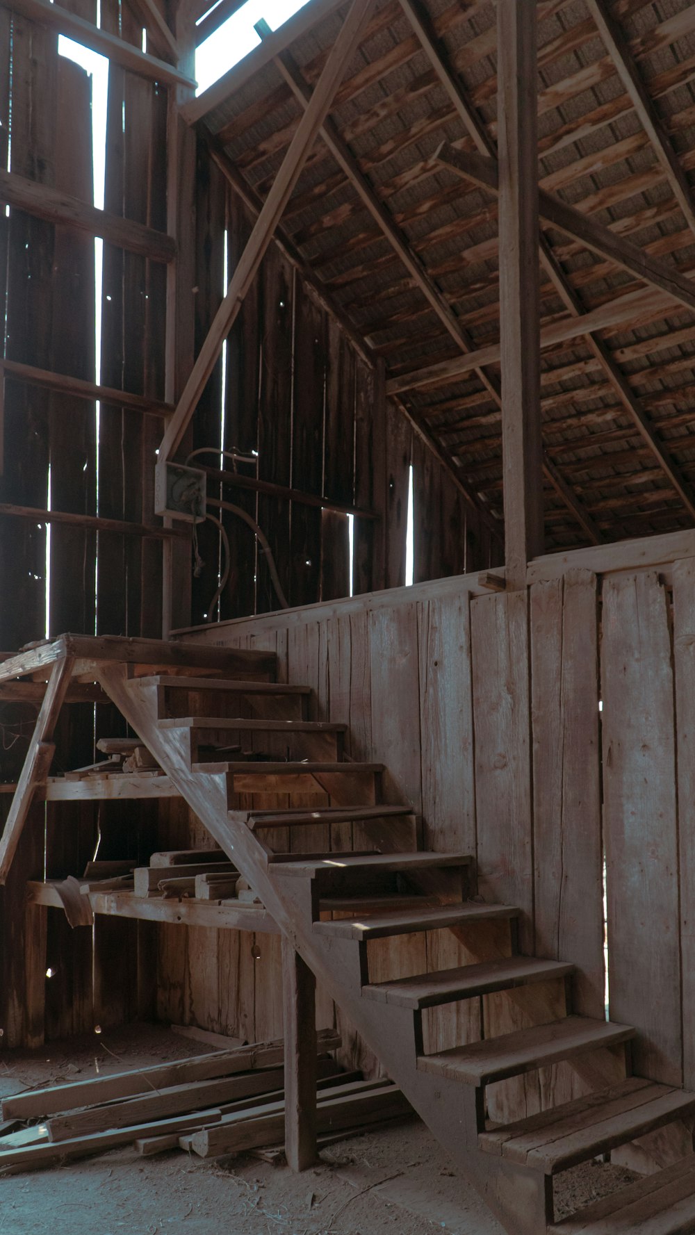 eine Treppe in einem Holzgebäude