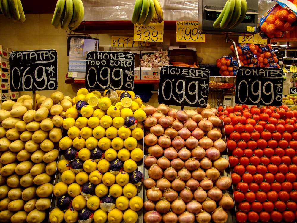 un étalage dans une épicerie remplie de fruits et légumes