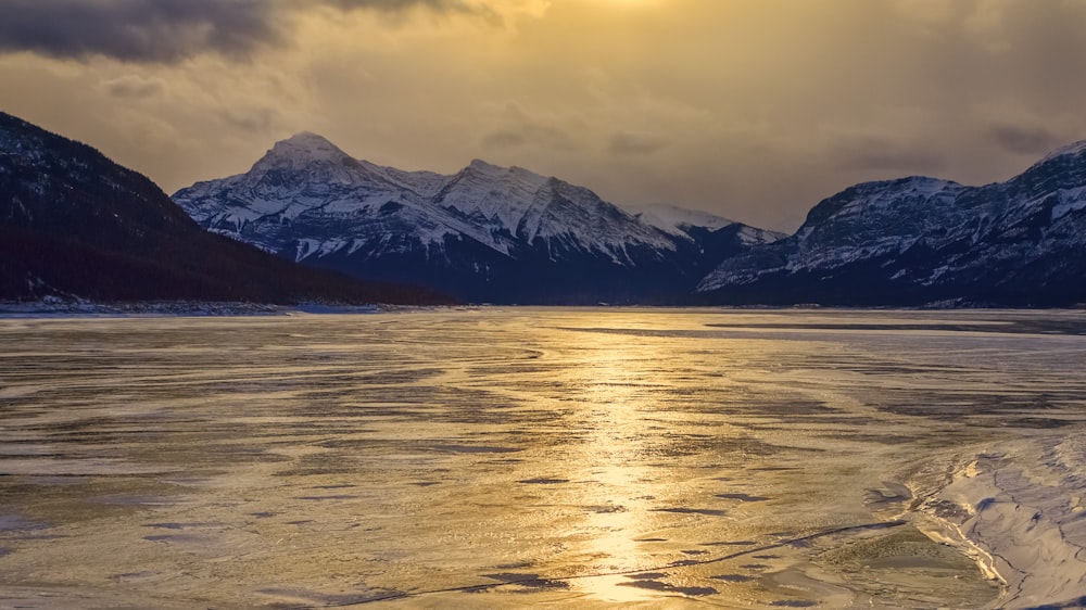 the sun shines through the clouds over the mountains