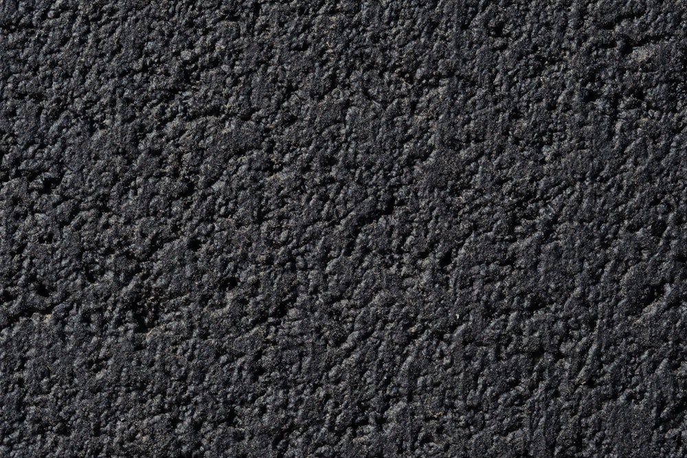 um close up de uma superfície preta com pequenos pontos
