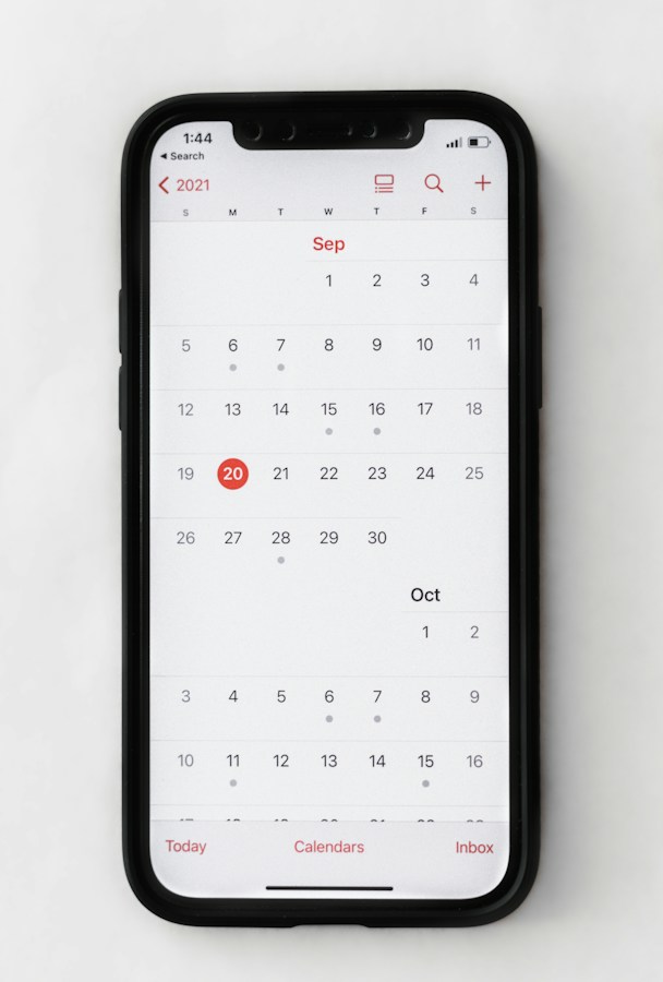 Calendario mensual en la pantalla de un celular