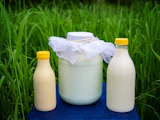 Bouteilles de lait sur une table