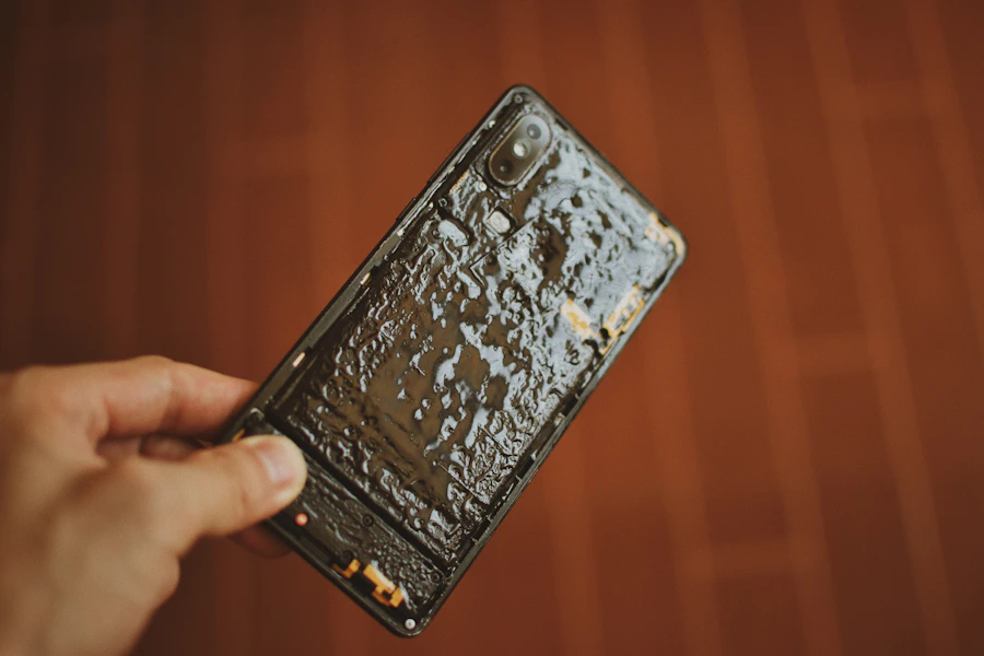 滿手泥漿的人使用防水手機殼