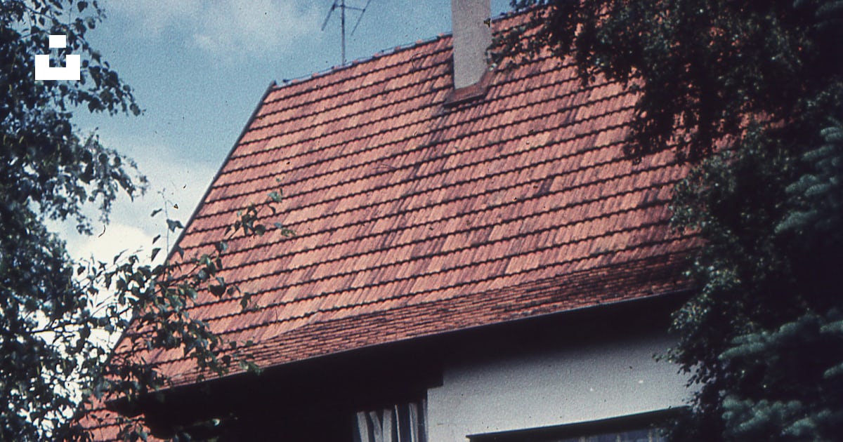 A small white house with a red roof photo Free House Image on Unsplash A small white house with a red roof photo Free House Image on Unsplash