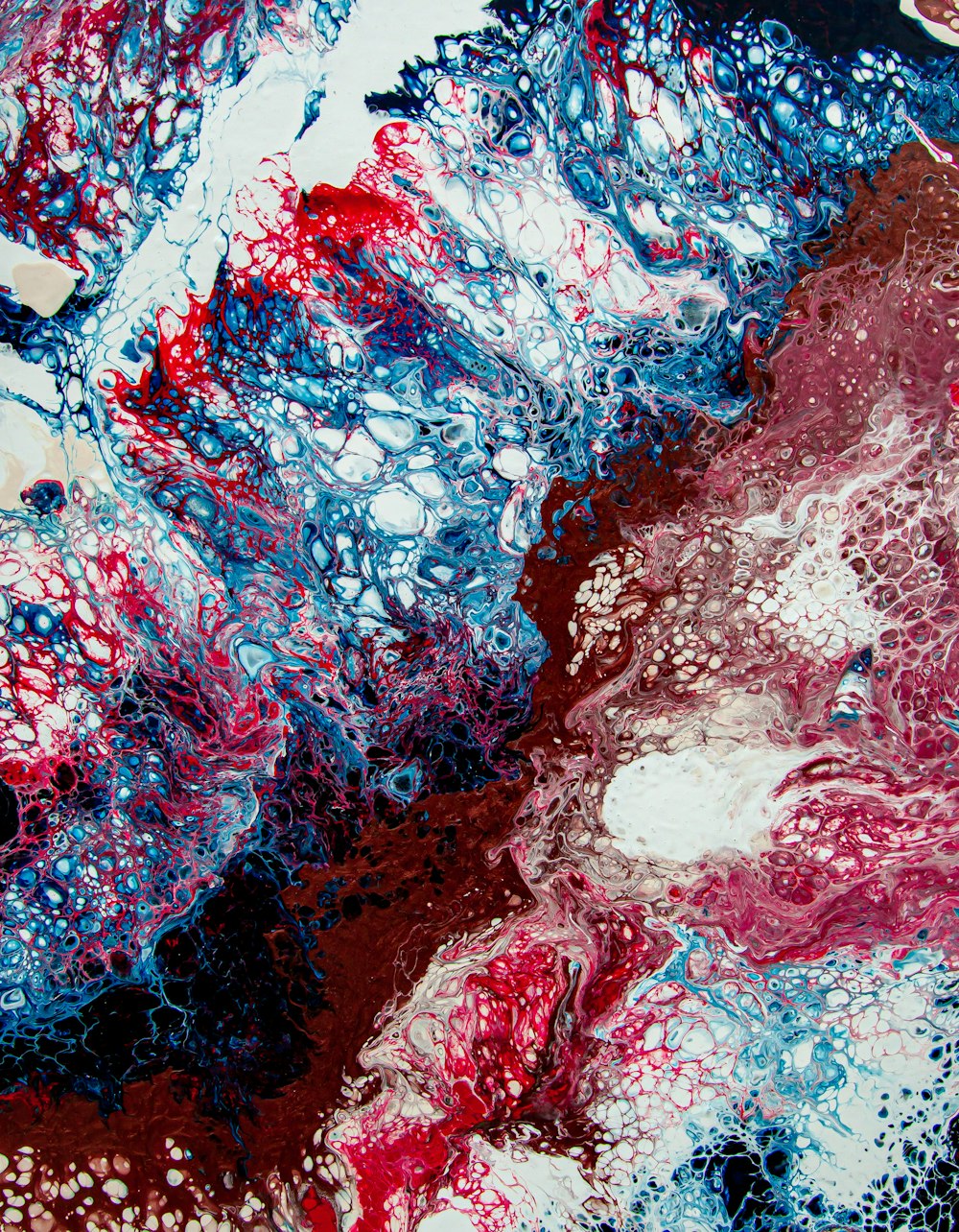Una pintura abstracta con colores rojo, blanco y azul