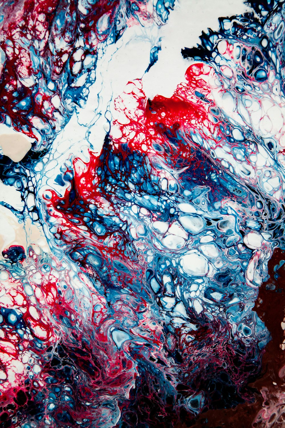 Une peinture abstraite rouge, blanche et bleue