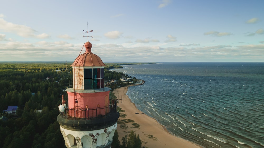 Una vista aerea di un faro su una spiaggia