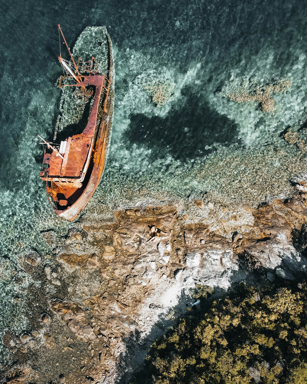 uma vista aérea de um barco na água