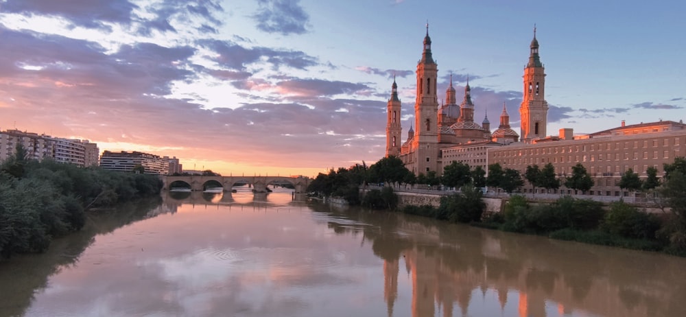 Ein Fluss, der durch eine Stadt fließt, neben hohen Gebäuden