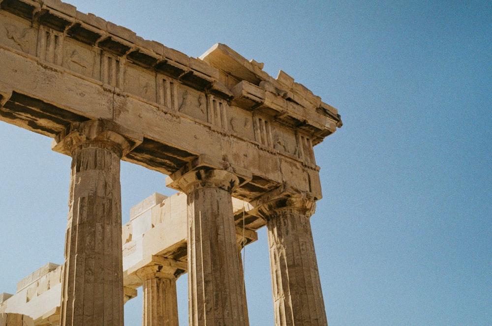 Un primer plano de un edificio muy alto con muchas columnas