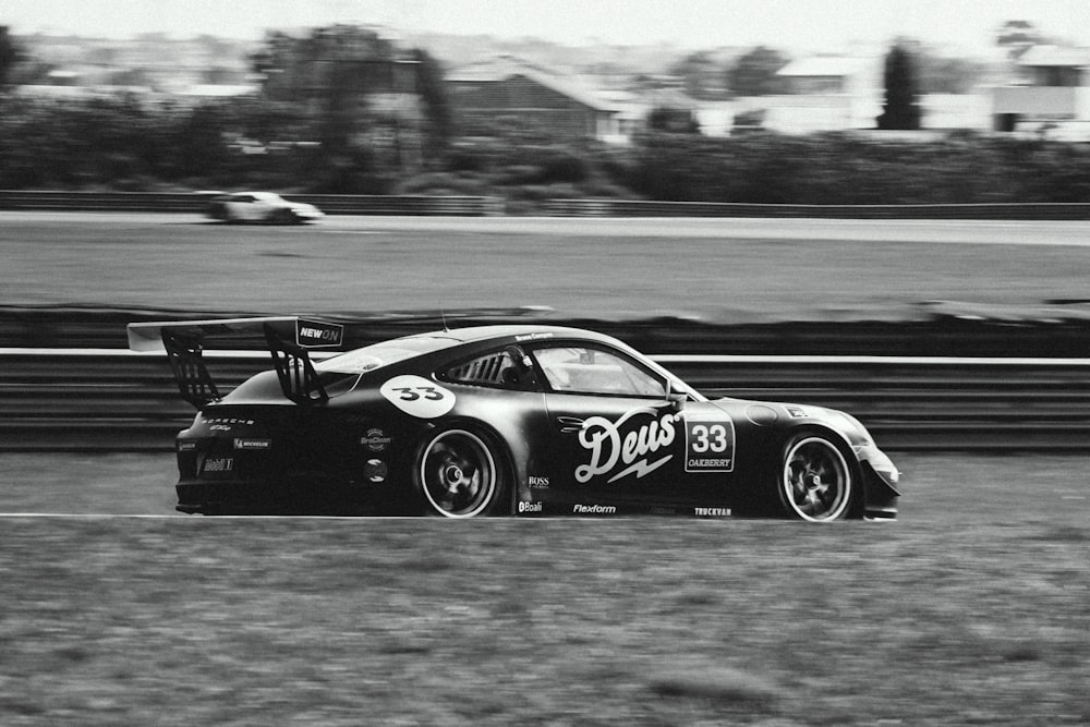 Una foto in bianco e nero di un'auto da corsa