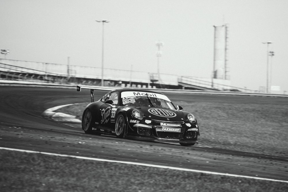 Una foto in bianco e nero di un'auto da corsa