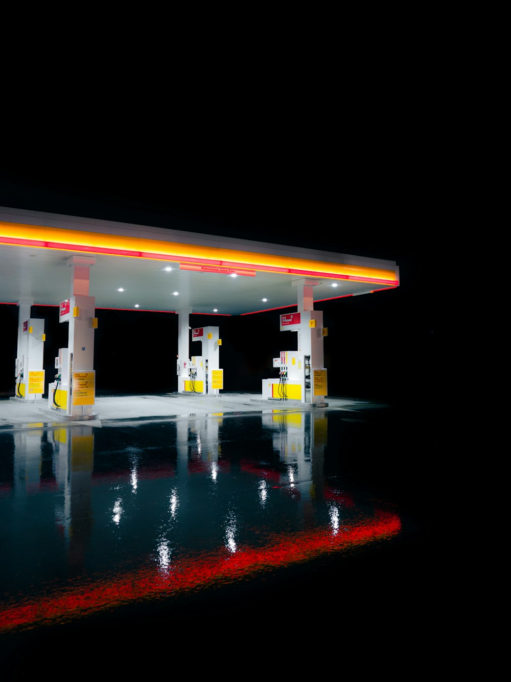 um posto de gasolina é iluminado à noite