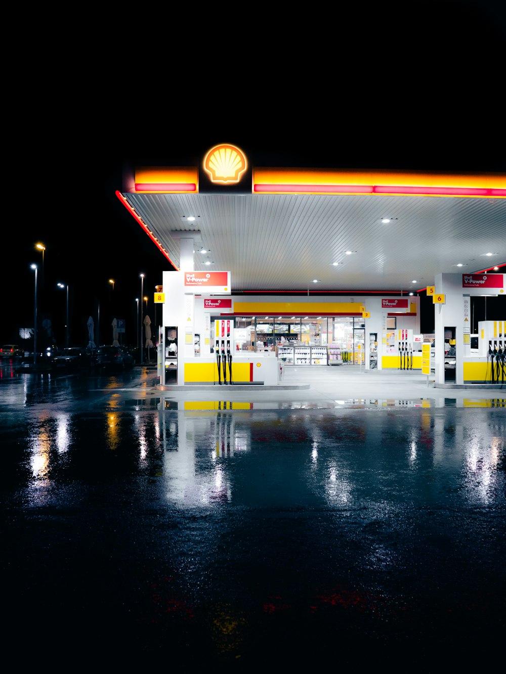 um posto de gasolina é iluminado à noite