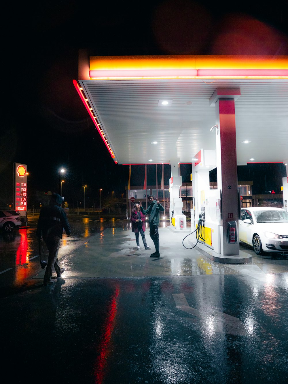 um grupo de pessoas em pé em um posto de gasolina