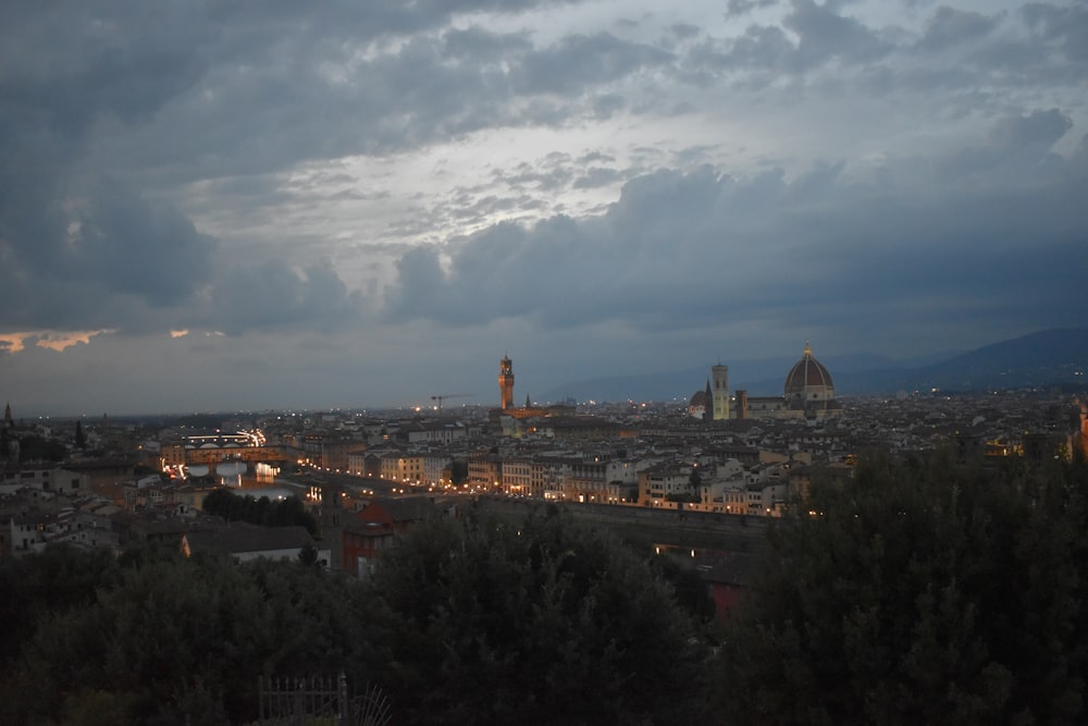 Una vista de una ciudad por la noche desde una colina