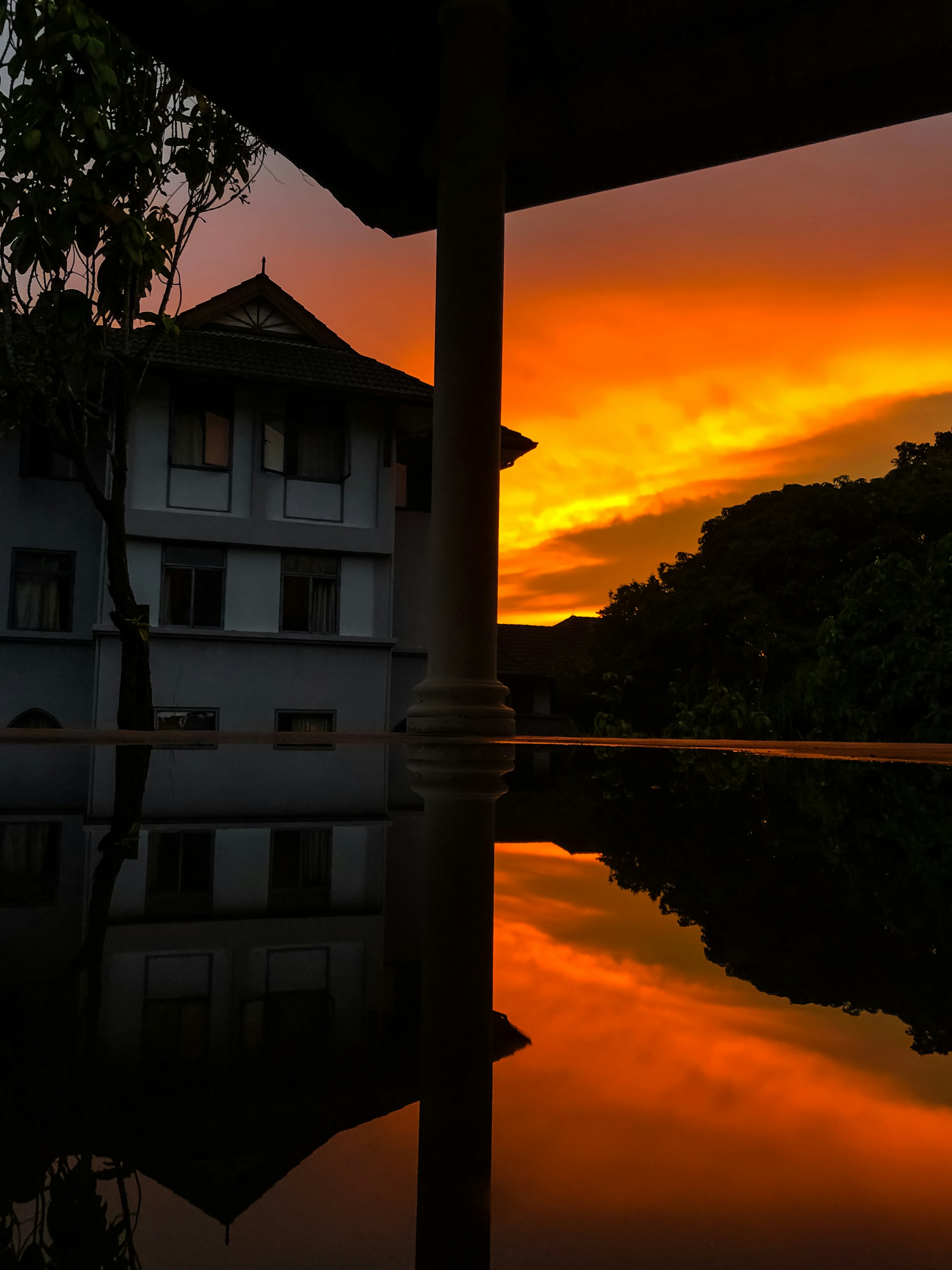 gray computer monitor