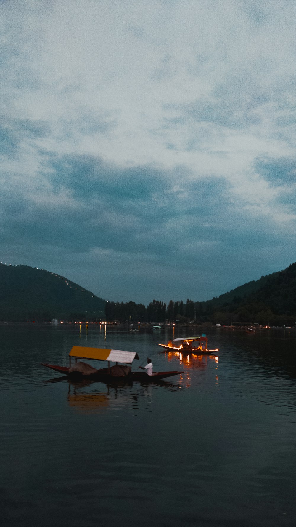 Un paio di barche galleggianti sulla cima di un lago