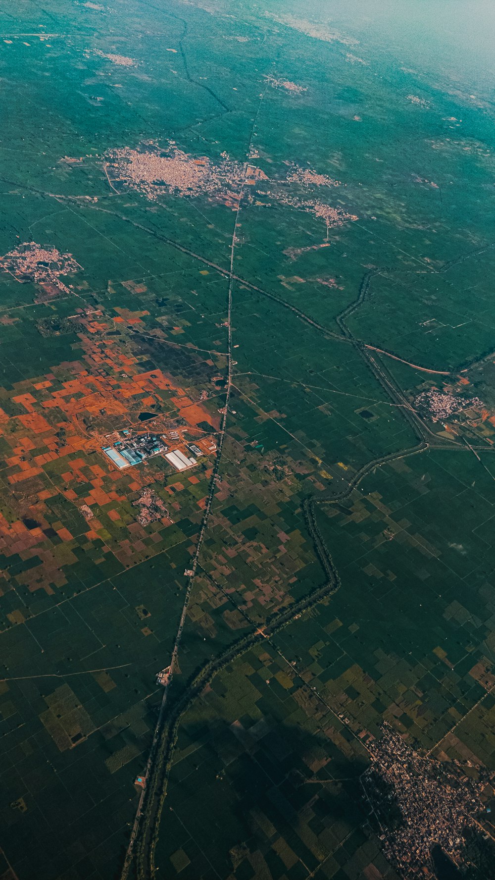 Una vista aérea de un campo verde y tierra