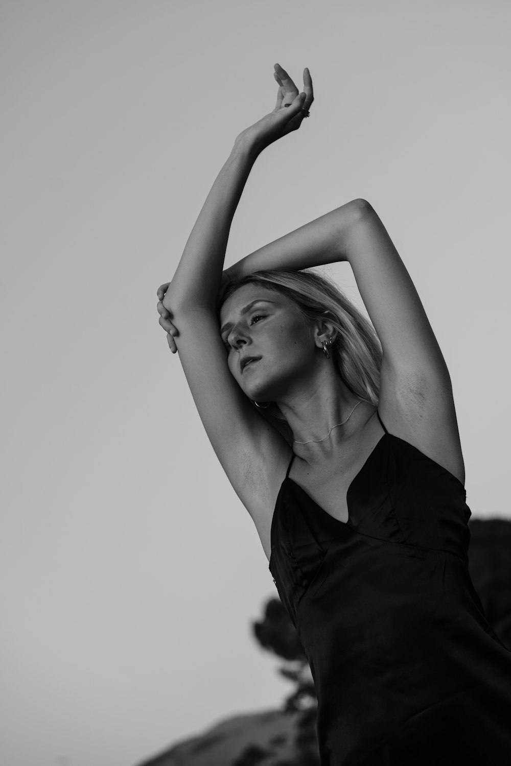 une photo en noir et blanc d’une femme en robe