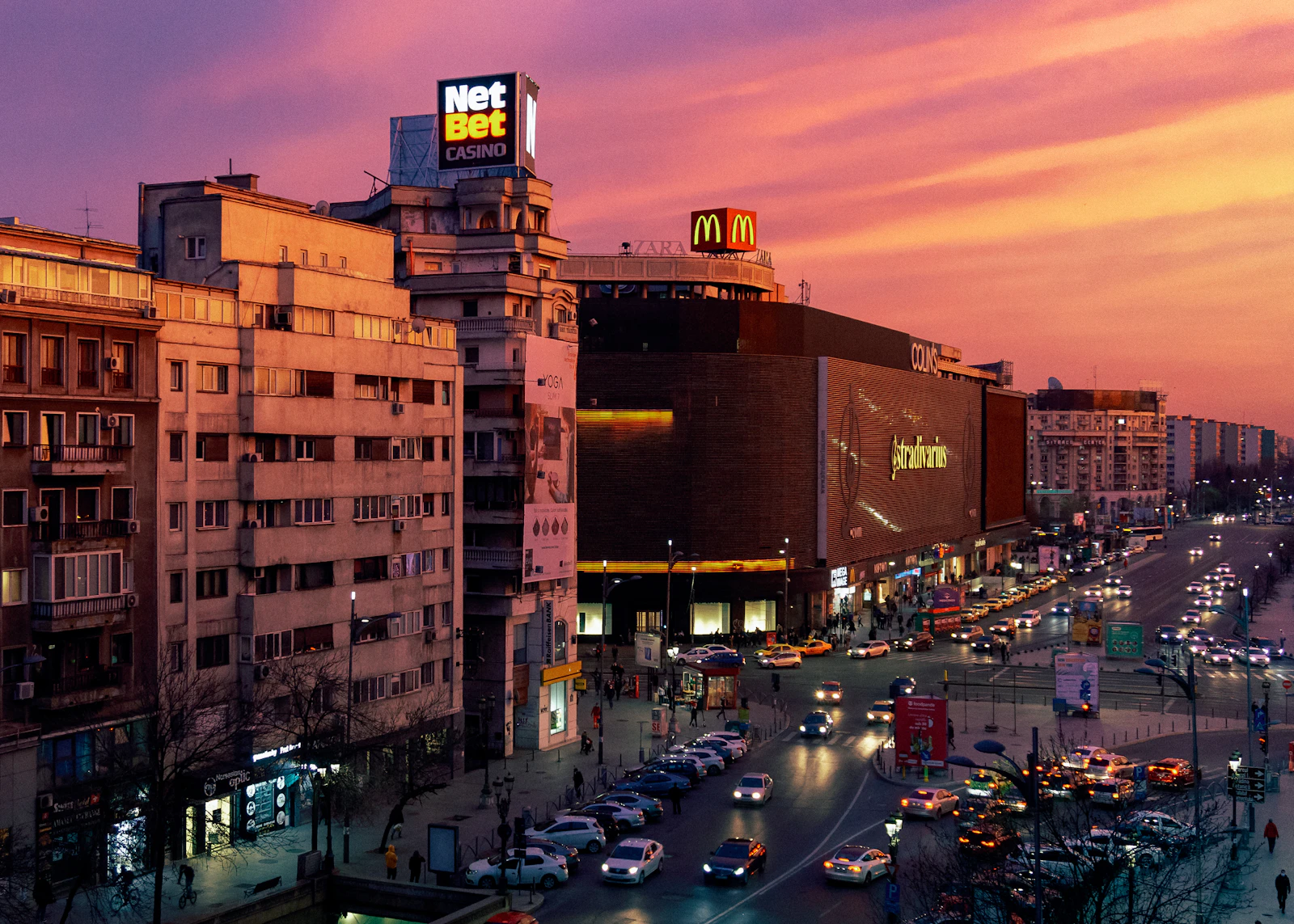 Evening traffic filling a broad boulevard in Bucharest