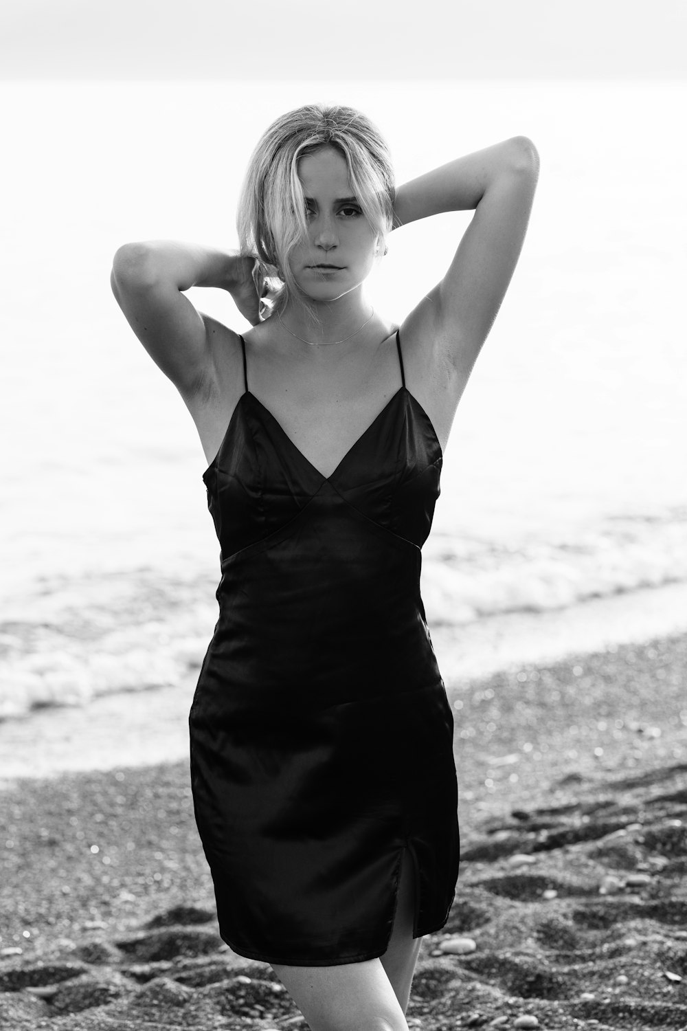 Ein Schwarz-Weiß-Foto einer Frau am Strand