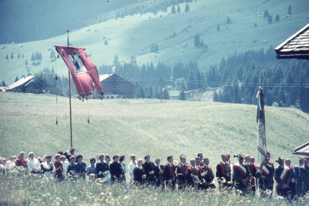 un groupe de personnes debout au sommet d’une montagne