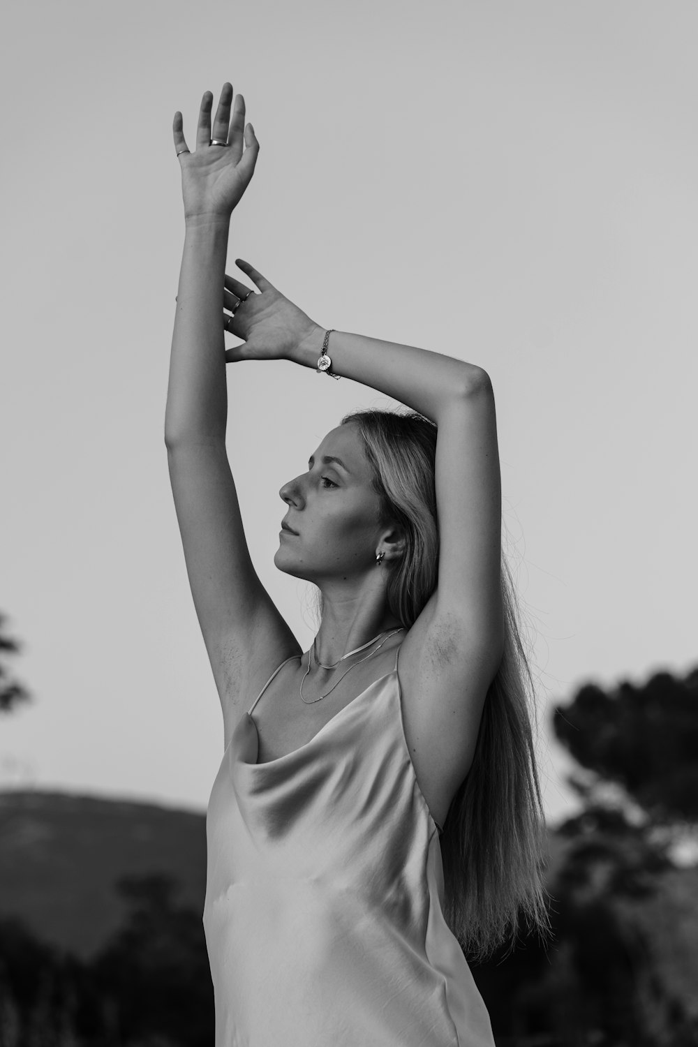 une photo en noir et blanc d’une femme en robe