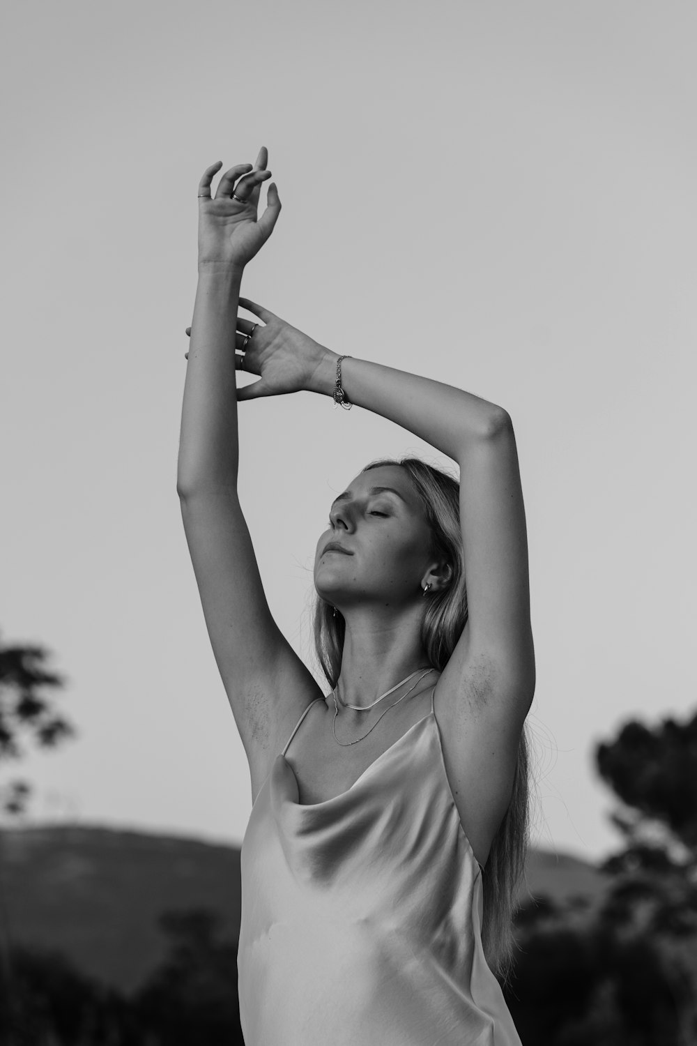 Una foto in bianco e nero di una donna in un vestito