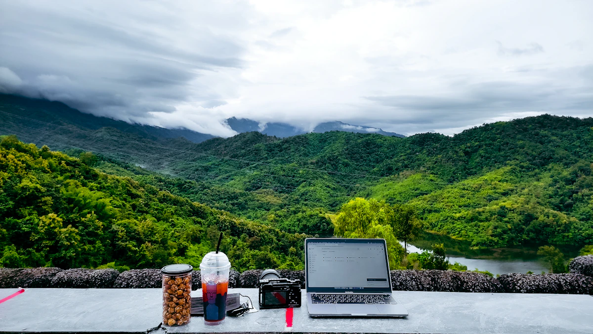 Laptop di atas meja kerja