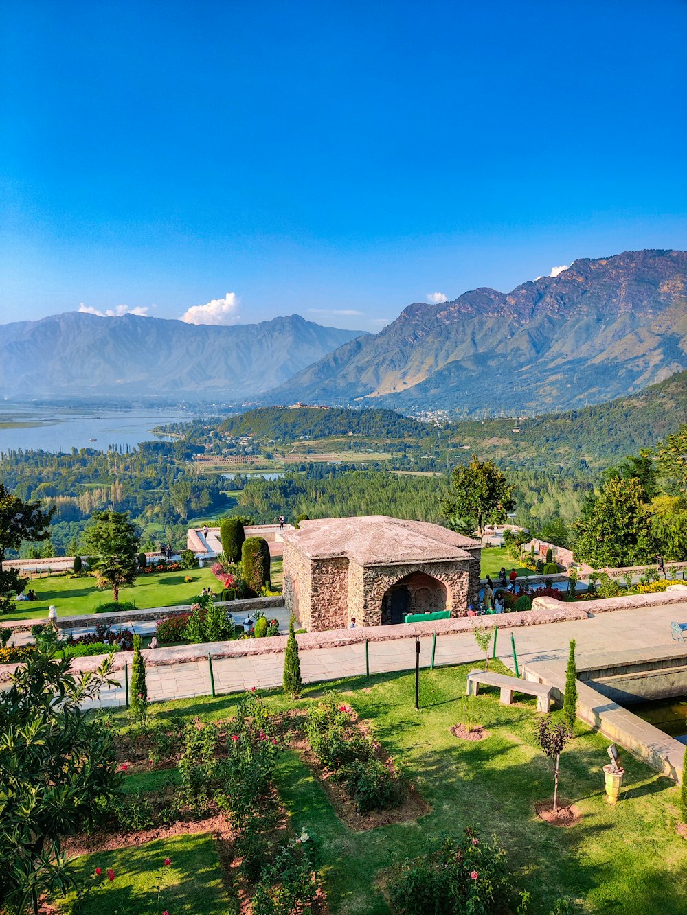 Una vista panoramica di un parco con le montagne sullo sfondo